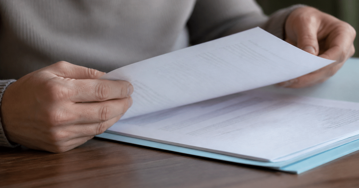 Document contrat travail ouvert montrant clause tickets restaurant